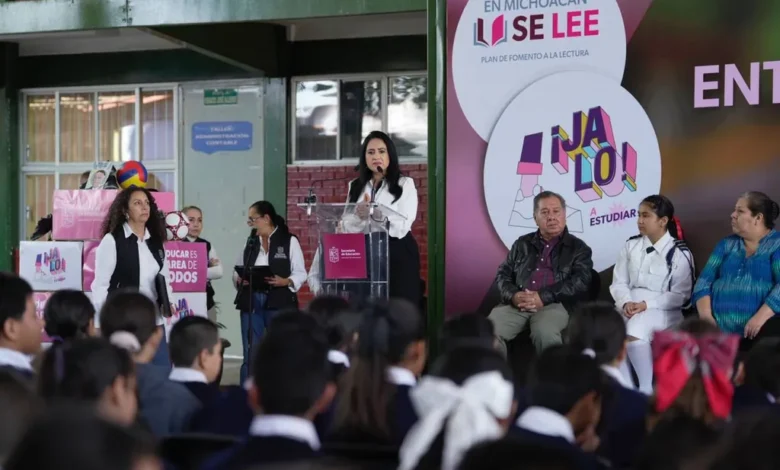 Gladyz Butanda presenta el teleférico de Morelia en la secundaria 100