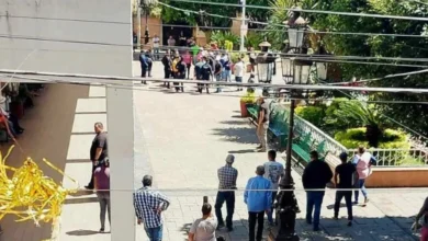 Morelia, Michoacán, a 13 de octubre de 2024.- La Fiscalía General del Estado de Michoacán (FGE) formuló imputación contra 10 personas, 8 hombres y 2 mujeres, presuntos responsables en los delitos de sabotaje y daño en las cosas doloso, cometidos el pasado 10 de octubre, contra elementos de la Guardia Civil (GC) y del Ayuntamiento de Queréndaro. De acuerdo con las investigaciones, el día en cita, Jonathan Everardo “N”, José Luis “N”, Erick Alejandro “N”, Aldo “N”, Gustavo “N”, Jesús Leonel “N”, Irrael “N”, Gloria “N”, Karen Michelle “N”, Gonzalo “N” y otras personas más, arribaron a las afueras del Palacio Municipal de Queréndaro, gritando consignas en contra de la GC, para, momentos después, lanzar diversos objetos en contra de elementos de la mencionada corporación y del propio inmueble. Posteriormente, prendieron fuego a una unidad oficial y dos más fueron golpeadas, además de realizar daños en el edificio, por lo que fueron detenidos en flagrancia y trasladados a la Fiscalía Regional de Morelia, donde se iniciaron las investigaciones. Luego de recabar suficientes datos de prueba, el agente del Ministerio Público los presentó ante el Juez de Control y formuló imputación en su contra por los delitos de sabotaje y daño en las cosas doloso, por lo que será en próximas horas cuando sea resuelta su situación jurídica.