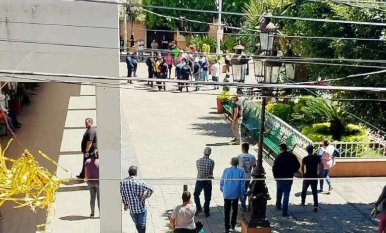 Morelia, Michoacán, a 13 de octubre de 2024.- La Fiscalía General del Estado de Michoacán (FGE) formuló imputación contra 10 personas, 8 hombres y 2 mujeres, presuntos responsables en los delitos de sabotaje y daño en las cosas doloso, cometidos el pasado 10 de octubre, contra elementos de la Guardia Civil (GC) y del Ayuntamiento de Queréndaro. De acuerdo con las investigaciones, el día en cita, Jonathan Everardo “N”, José Luis “N”, Erick Alejandro “N”, Aldo “N”, Gustavo “N”, Jesús Leonel “N”, Irrael “N”, Gloria “N”, Karen Michelle “N”, Gonzalo “N” y otras personas más, arribaron a las afueras del Palacio Municipal de Queréndaro, gritando consignas en contra de la GC, para, momentos después, lanzar diversos objetos en contra de elementos de la mencionada corporación y del propio inmueble. Posteriormente, prendieron fuego a una unidad oficial y dos más fueron golpeadas, además de realizar daños en el edificio, por lo que fueron detenidos en flagrancia y trasladados a la Fiscalía Regional de Morelia, donde se iniciaron las investigaciones. Luego de recabar suficientes datos de prueba, el agente del Ministerio Público los presentó ante el Juez de Control y formuló imputación en su contra por los delitos de sabotaje y daño en las cosas doloso, por lo que será en próximas horas cuando sea resuelta su situación jurídica.