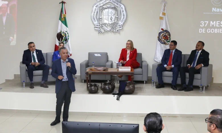 Impartió una conferencia en la UMSNH el secretario de Finanzas Luis Navarro García