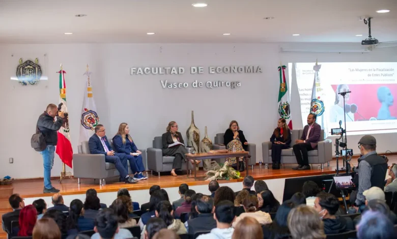 La contralora del Estado, Azucena Marín, dio conferencia a estudiantes y personal de la Facultad de Economía