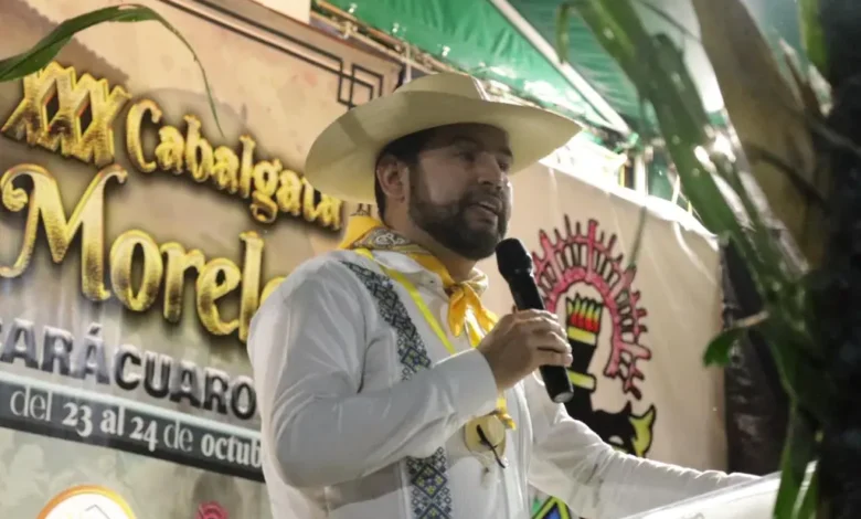 Octavio Ocampo participa en la recepción de la Trigésima Cabalgata "Morelos" en Carácuaro