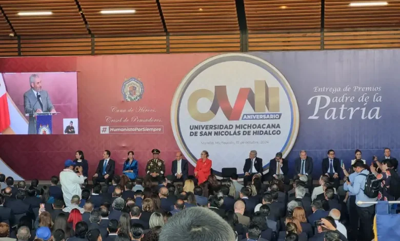 Ovacionan al gobernador Ramírez Bedolla por apoyo a la UMSNH