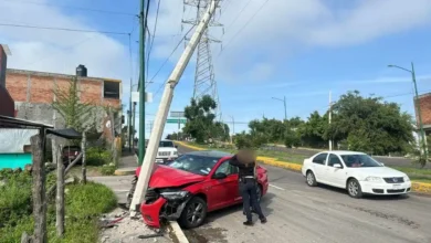 Un sujeto chocó su coche contra un poste de electricidad