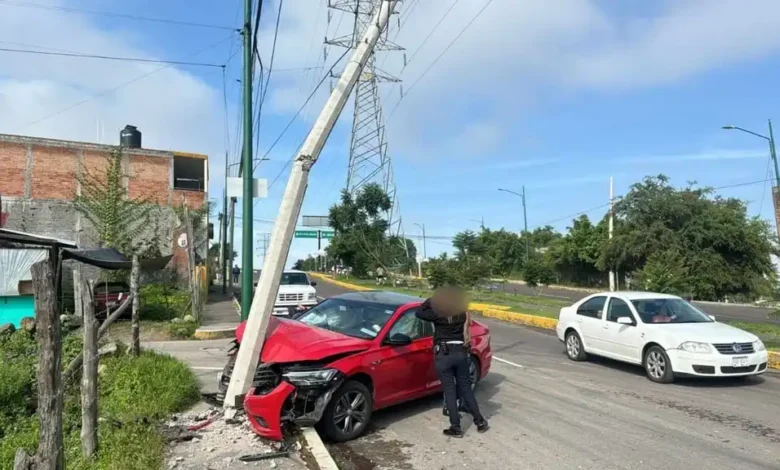 Un sujeto chocó su coche contra un poste de electricidad