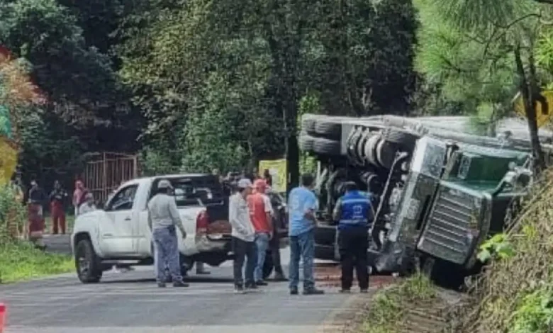 Volcó trailer con combustible