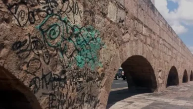 Buscan a quienes vandalizaron con rayones el acueducto de Morelia