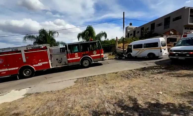 Chocó una combi e Jiquilpan, el chofer quedó herido
