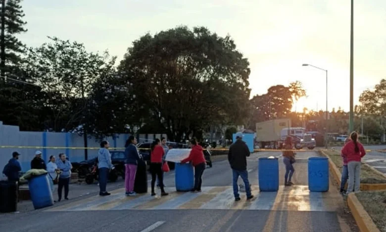 Con bloqueo, exigen maestros padres de familia de Peribán