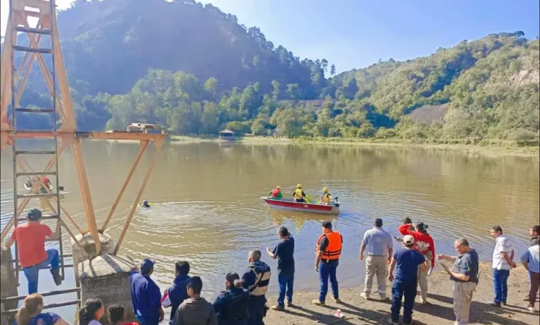 Continúa la búsqueda de un hombre en una laguna de Tacámbaro