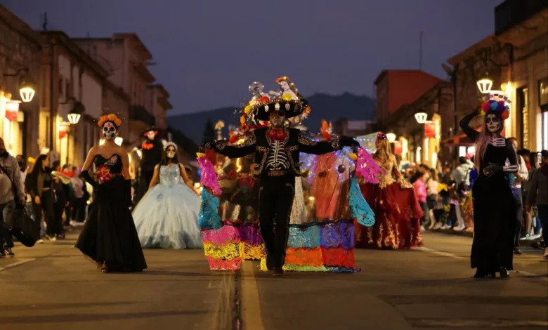 El desfile de Catrinas y Catrines reunió a más de 3 mil 200 participantes