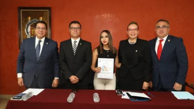 Entregan documentos a alumnos que se titularon por excelencia en la UMSNH