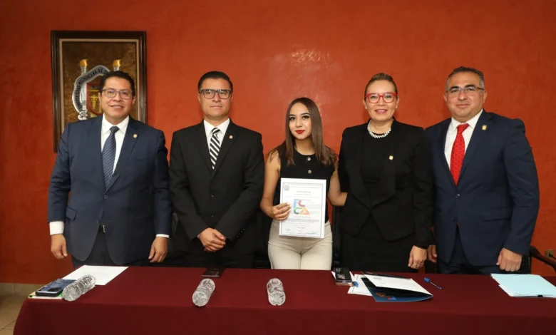 Entregan documentos a alumnos que se titularon por excelencia en la UMSNH