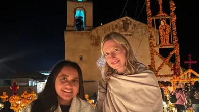 Turistas del país y del extranjero vivieron la Noche de Muertos en los panteones