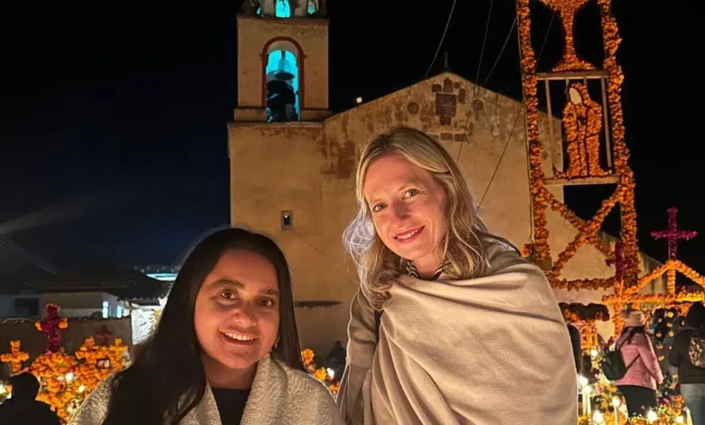 Turistas del país y del extranjero vivieron la Noche de Muertos en los panteones