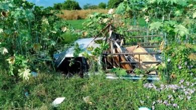 Un conductor ebrio terminó en un canal de aguas negras de Apatzingán