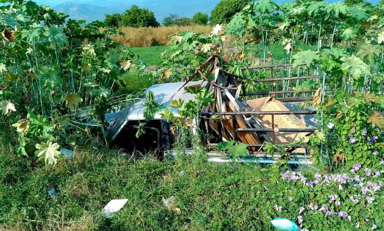 Un conductor ebrio terminó en un canal de aguas negras de Apatzingán