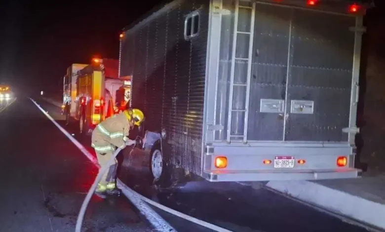 Una camioneta casi se incendia por llantas sobrecalentadas