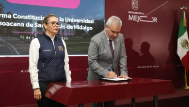 El gobernador firmó la iniciativa de reforma constitucional en beneficio de la UMSNH