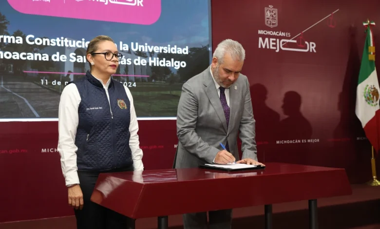 El gobernador firmó la iniciativa de reforma constitucional en beneficio de la UMSNH