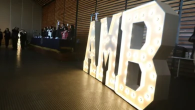 Morelia, Michoacán, a 21 de diciembre de 2024.- Fomentar profesionales con responsabilidad social, altamente capacitados, con actitud científica y capacidad innovadora, dotados de un espíritu emprendedor y una disposición constante hacia el auto aprendizaje, es una de las misiones de la Licenciatura en Ingeniería Ambiental de la Universidad Michoacana de San Nicolás de Hidalgo (UMSNH), el coordinador general de Estudios de Licenciatura, Jaime Espino Valencia. Durante la ceremonia de graduación de la generación 2020-2024 de dicho programa educativo, con la representación de la rectora Yarabí Ávila González, Espino Valencia, invitó a las y los egresados a representar a la Máxima Casa de Estudios a través del ejercicio de su conocimiento y su compromiso con el medio ambiente. “Sean agentes de cambio en sus comunidades, contribuyan a la construcción de una mejor sociedad, de un mejor mundo que sea más sostenible y más equitativo, en cada reto que enfrenten encontrarán la posibilidad de crecer, de innovar y de dejar una huella positiva en la sociedad y sobre todo en nuestro planeta”. El funcionario indicó que actualmente se vive en una época de cambios constantes donde las necesidades ambientales son cada vez más apremiantes “y donde se requiere de profesionales comprometidos como ustedes, y el documento que hoy reciben simboliza su capacidad de enfrentar esos desafíos en el mundo que los espera para resolverlos”. Por su parte, la coordinadora del Programa Institucional de la Licenciatura en Ingeniería Ambiental, Gloria Ayala Ramírez se dijo satisfecha de entregar a la sociedad la quinta generación de ingenieras e ingenieros Ambientales con 44 profesionistas capaces de identificar y proponer alternativas de solución a problemas ambientales, aplicando los conocimientos científicos y tecnológicos en beneficio del hombre y de las demás especies. En su turno, lo madrina y el padrino de generación Edna Marta López Granados y Rafael Trueba Regalado invitaron a los egresados a comenzar su vida profesional con los valores inculcados por sus padres y las herramientas proporcionadas por sus profesores, a defender sus ideas, sus sueños, a alcanzarlas metas que se propongan y a nunca rendirse, porque siempre valdrá la pena volver a comenzar hasta lograr el objetivo. A nombre de la generación, las pasantes María del Rocío Aguilar García y Getsemaní Vega Ambriz agradecieron a la UMSNH donde aprendieron que el conocimiento tiene sentido cuando se pone el servicio de los demás, y que como ingenieras e ingenieros ambientales tienen la responsabilidad de ser agentes de cambio, con la capacidad para transformar el entorno, restaurar ecosistemas, promover soluciones sostenibles y ser una generación que marque la diferencia con el conocimiento y la ética como sus herramientas más poderosas.