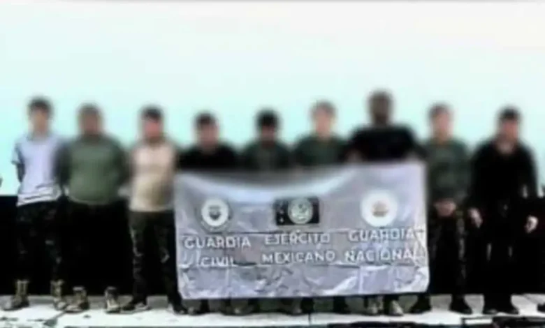 Detuvieron a ocho sujetos con un arsenal, en Apatzingán