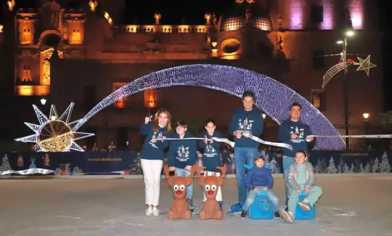 Disfrutan los morelianos de la iluminación navideña y Pista de Hielo