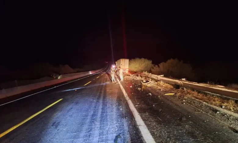 En La Huacana, dos tripulantes de un carro murieron al chocarlos un camión