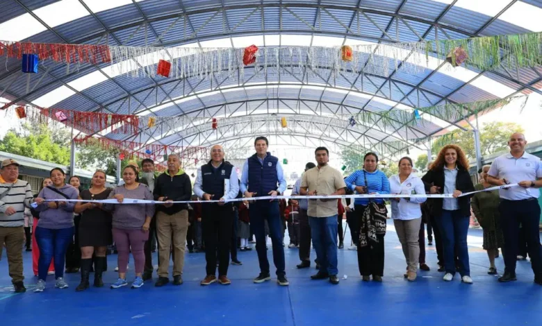 Entregó Alfonso Martínez techos para patios de escuelas