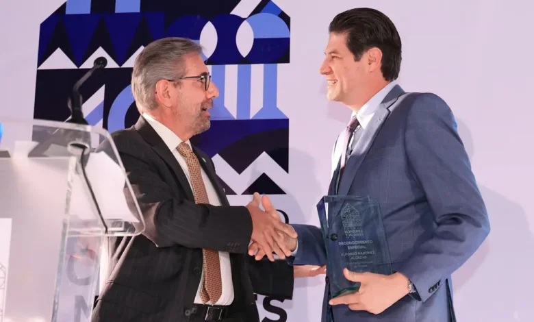 Otorgan premio nacional a Alfonso Martínez por impulso a la vivienda