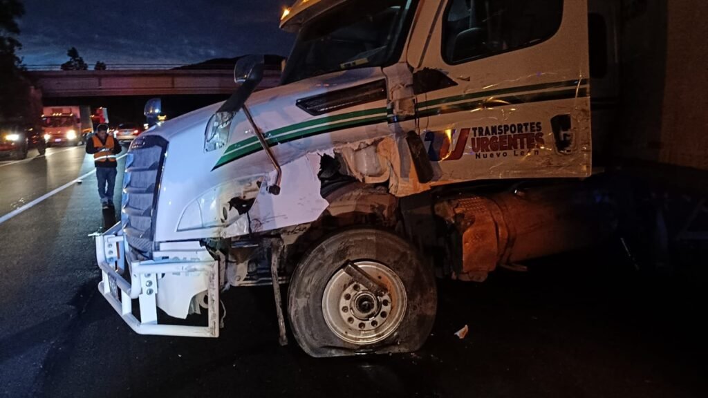 Aparatoso choque de camiones de carga en la Autopista Siglo XXI • Nsíntesis