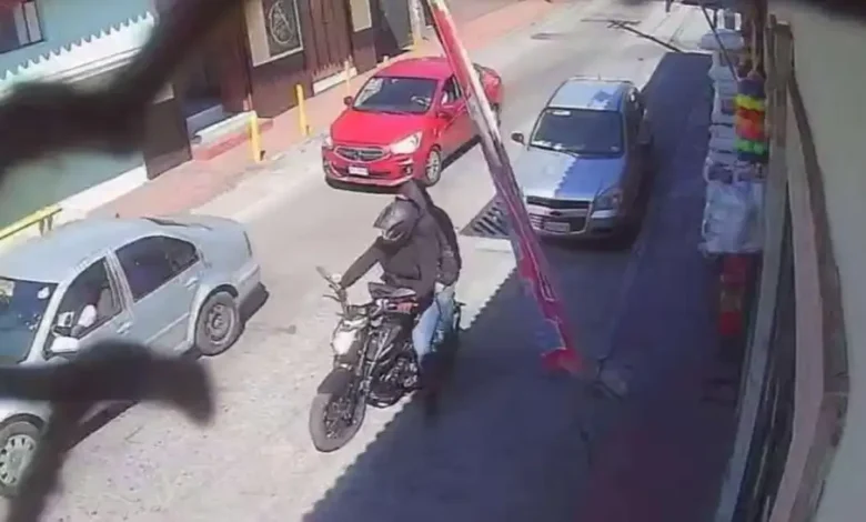 Un par de rateros cometió varios asaltos impunes este martes, en Uruapan