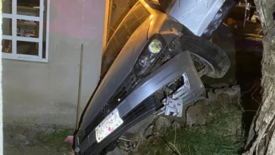 Fuerte volcadura deja una mujer fallecida y cuatro heridos
