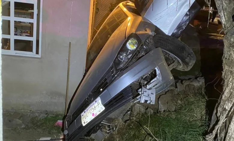 Fuerte volcadura deja una mujer fallecida y cuatro heridos