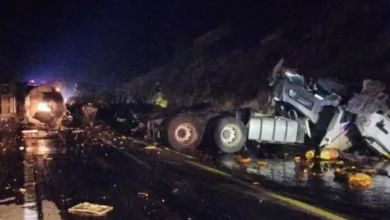Murió el chofer de un trailer volcado en la Siglo XXI