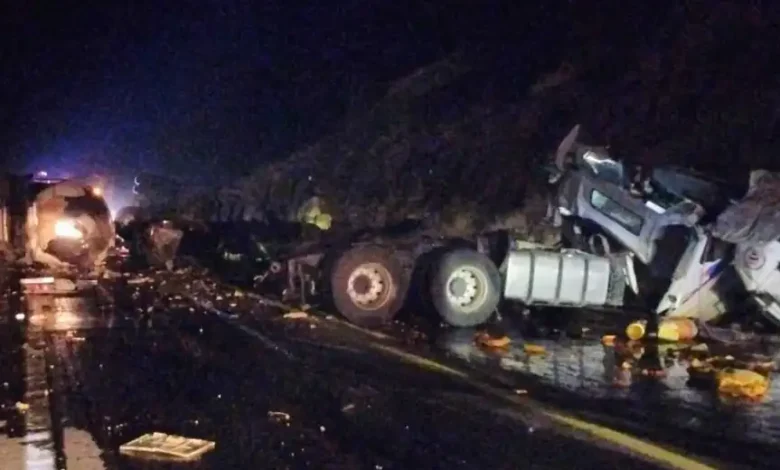 Murió el chofer de un trailer volcado en la Siglo XXI